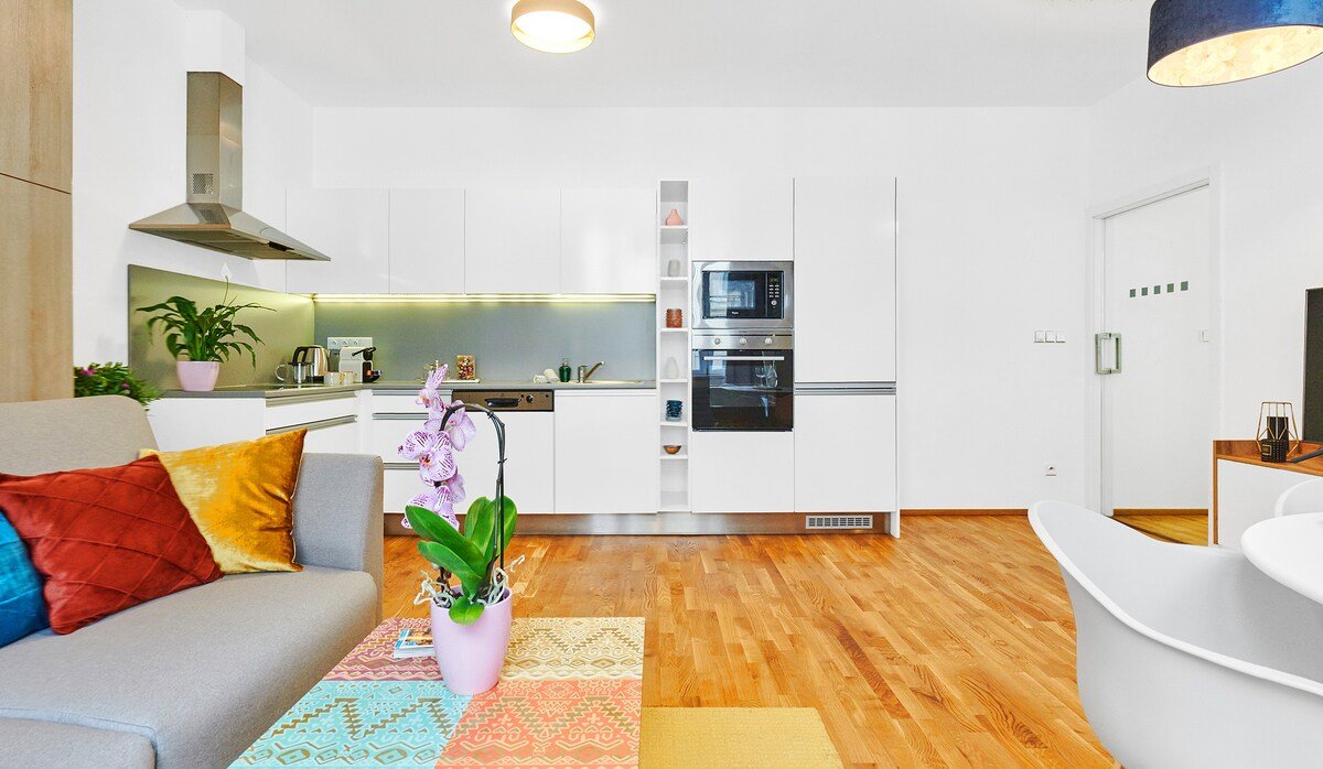 Chic 2-Bedroom Old Town Apartment with 2 bathrooms gallery image 3