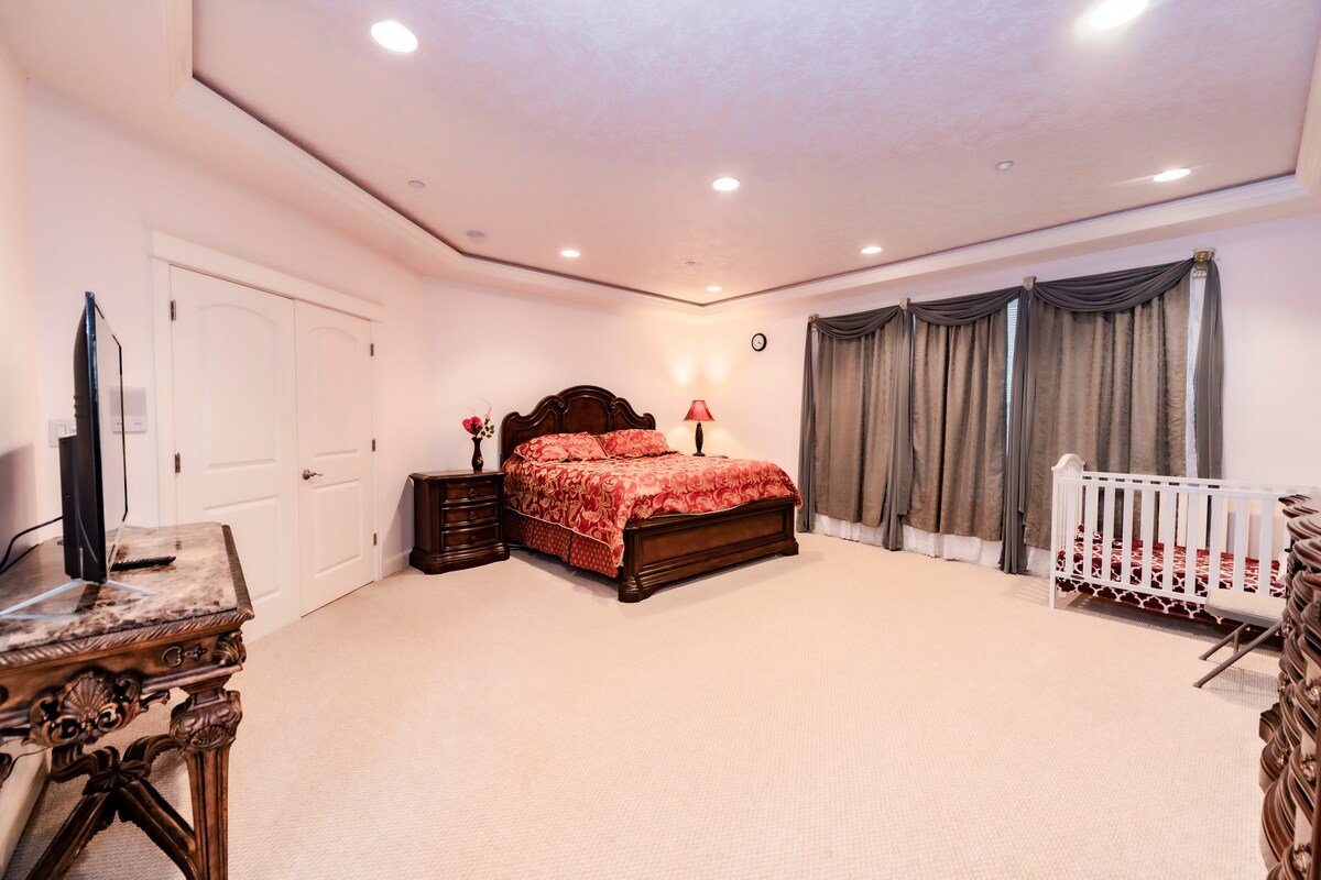 Huge Luxury Home with huge Deck near Powell Butte gallery image 4