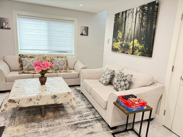 3 bedrms/ 3 washrs, Free Parking, Near Airport