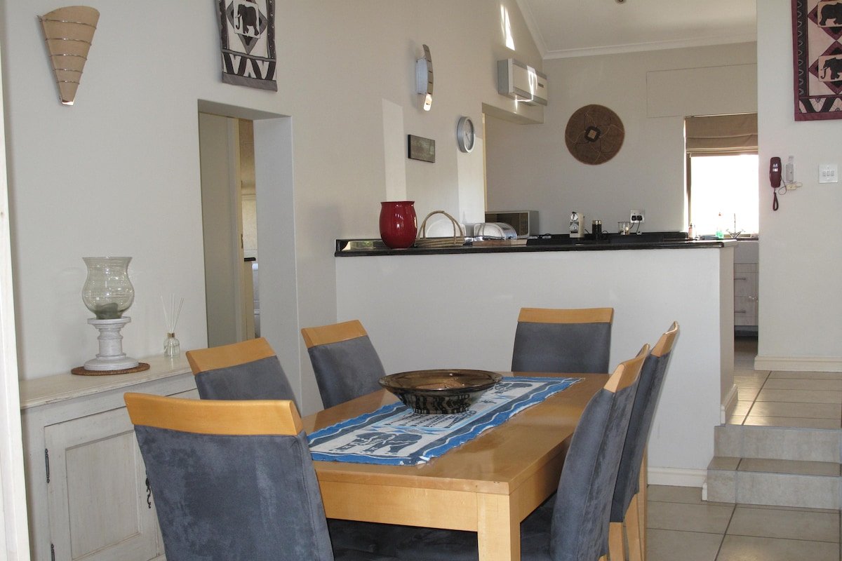 Beautiful 3/4 bedroom Villa on Lake Michelle gallery image 5