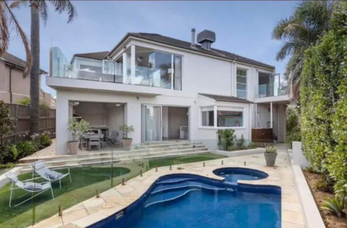 Hampton Haven Pool metres to the Beach gallery image 2