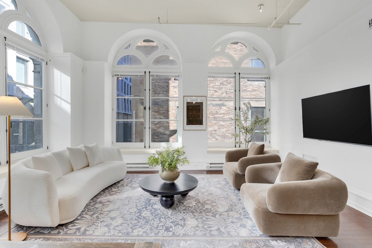 Elegant 2 level 3BD-3BA Old Mtl-Pool table&Parking gallery image 2