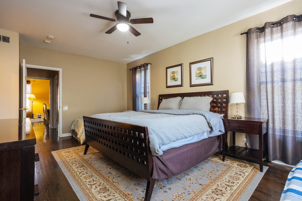 Huge Downtown Gem *Yard *Parking *Fireplace gallery image 4