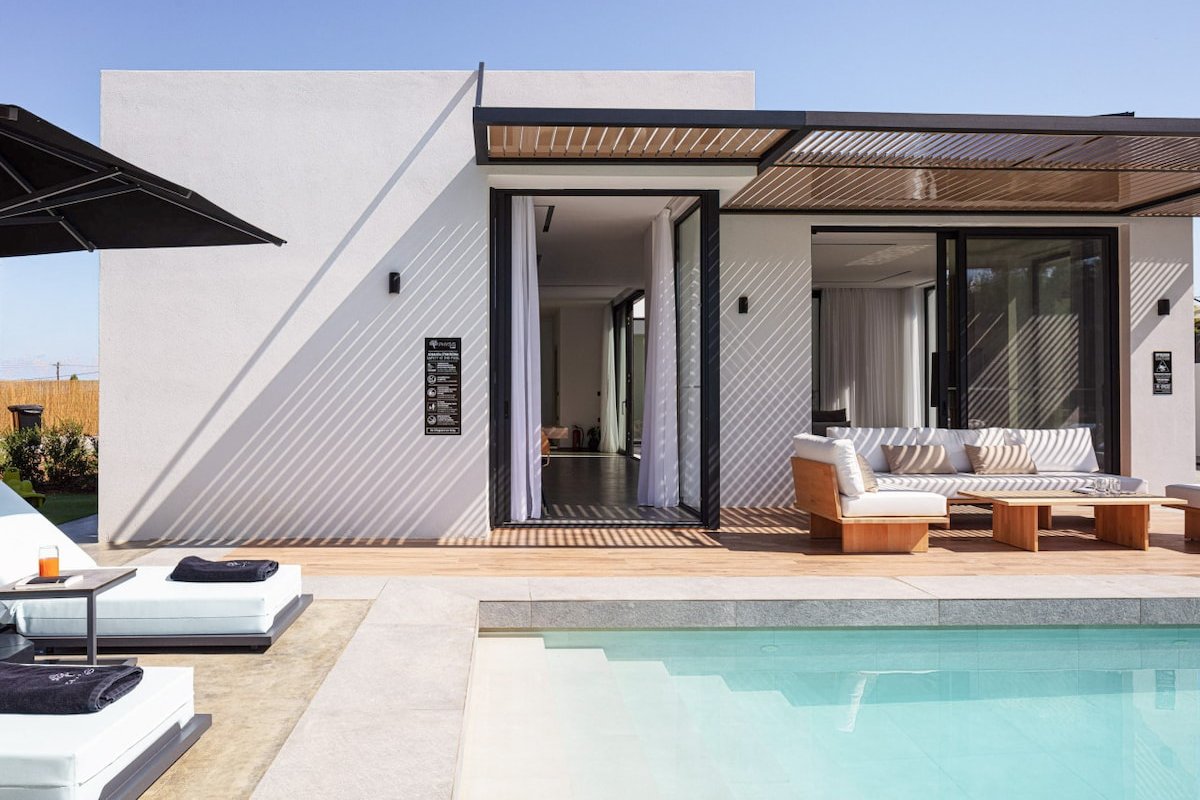 Luxury ensuite villa in Pigi, steps to amenities! gallery image 4