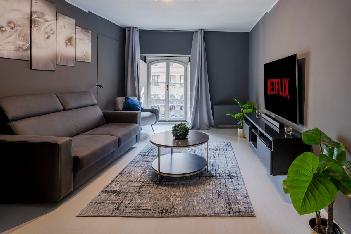 Cathedral center 50meters Via Torino-apt. 2 floors gallery image 2