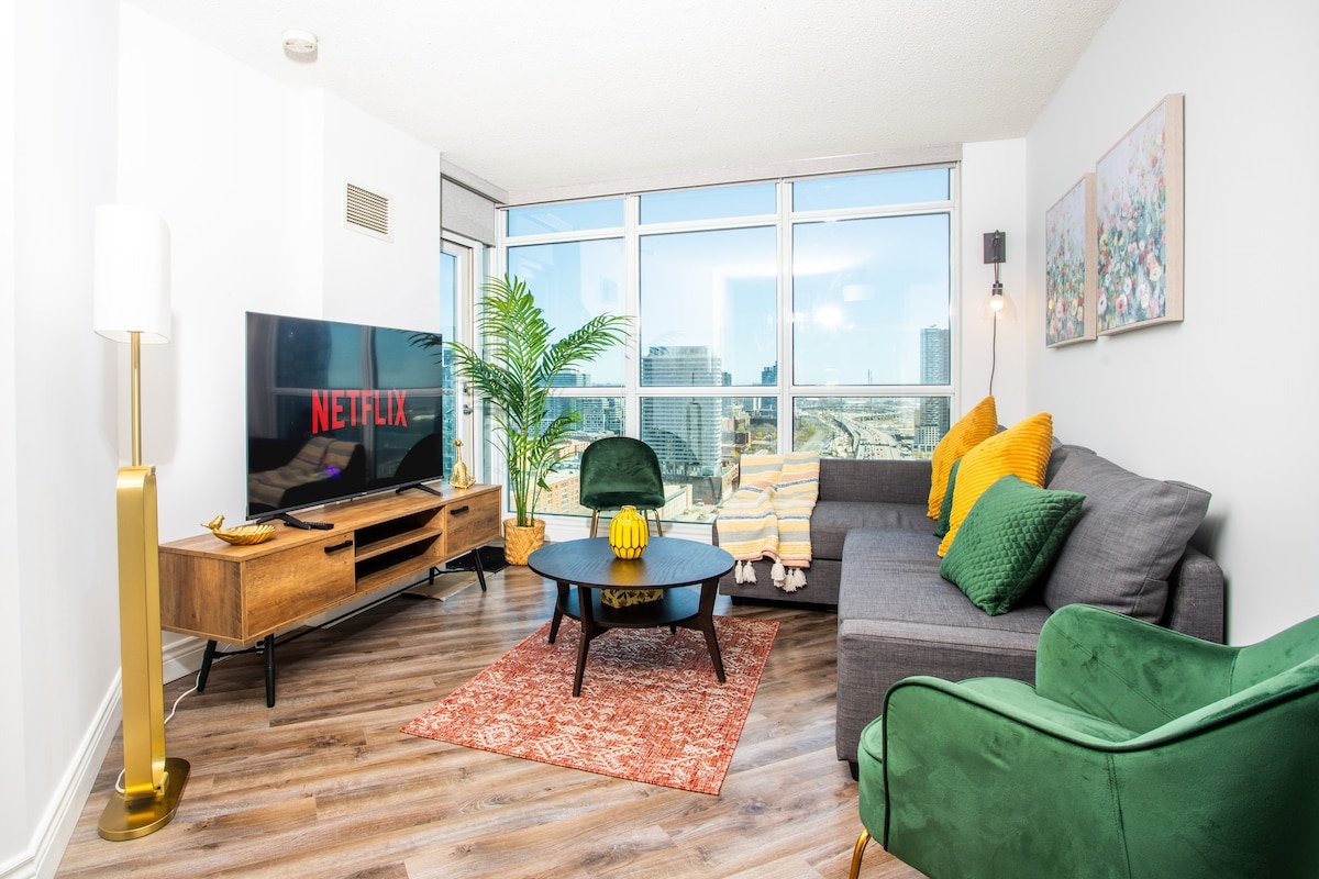 Free Parking 2BR near CN Tower Scotiabank Arena gallery image 2