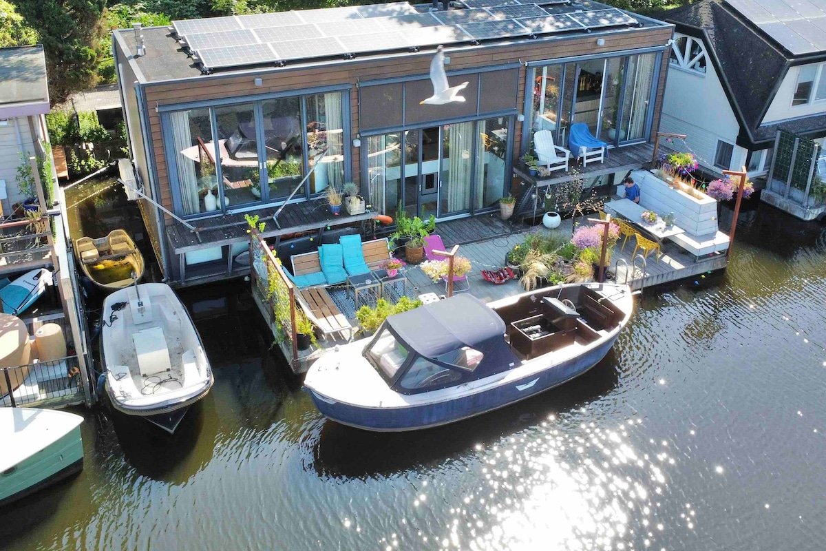 Modern stylish villa: My Amsterdam Houseboat gallery image 2