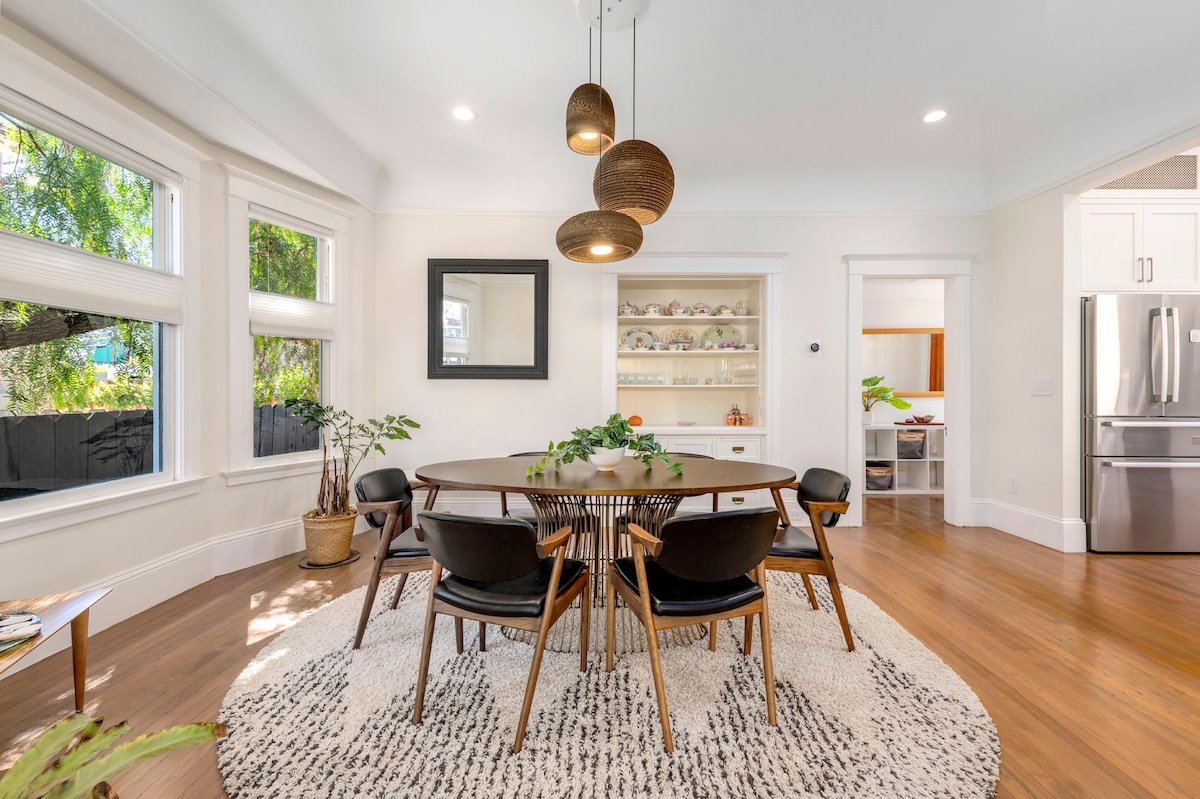 Spacious 4BR stay w/ Hot tub & Spacious Yard gallery image 2