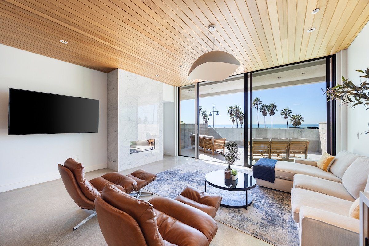 Luxe Oceanfront Beach Haus gallery image 2