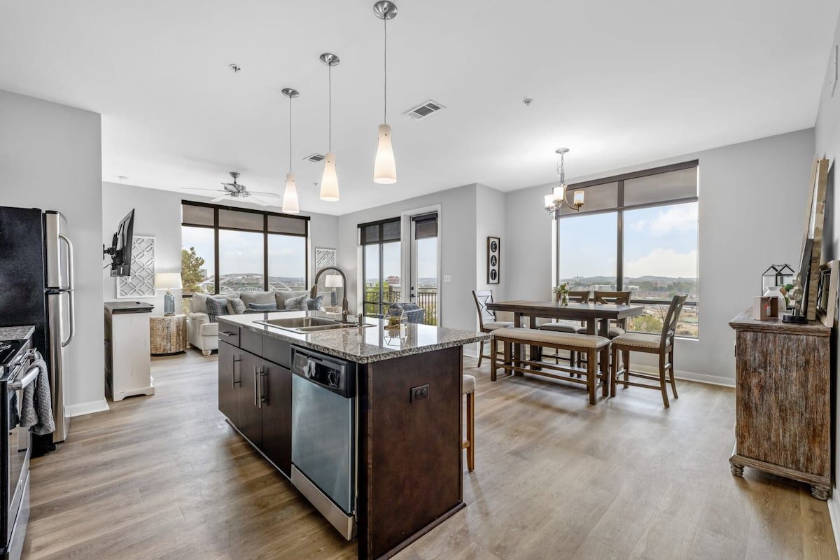 Luxurious Downtown Corner 2bd2bth-City/River-#320 gallery image 2