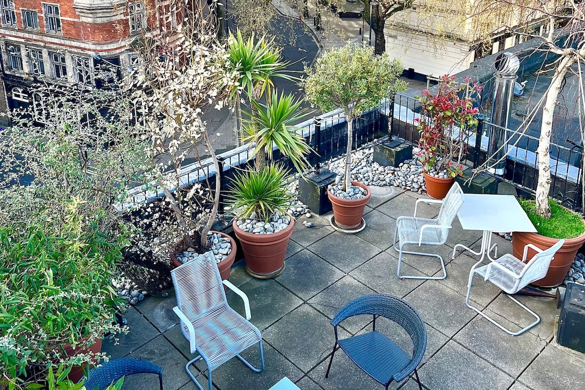 Covent Garden Penthouse & Terraces (3 Bedr Aircon) gallery image 2