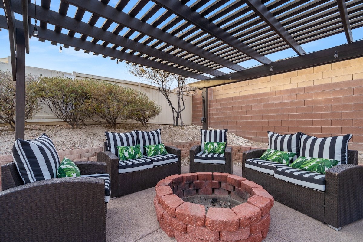 Paradise Found: Luxurious Poolside Escape gallery image 4