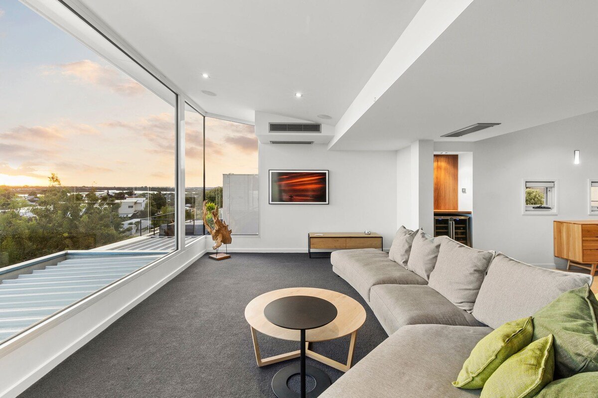 Luxury Poolside Oasis with Views sleeps 11 gallery image 3