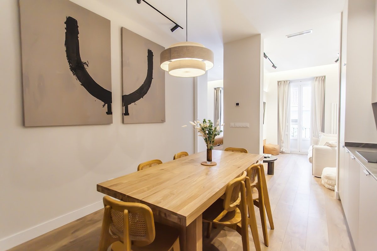 Luxury in Malasaña: 3hab/3baños – 8 pax – Ascensor gallery image 3