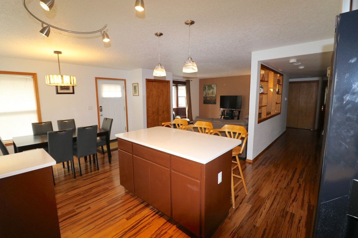 Alberta Arts Bungalow – 4 Bedroom gallery image 5