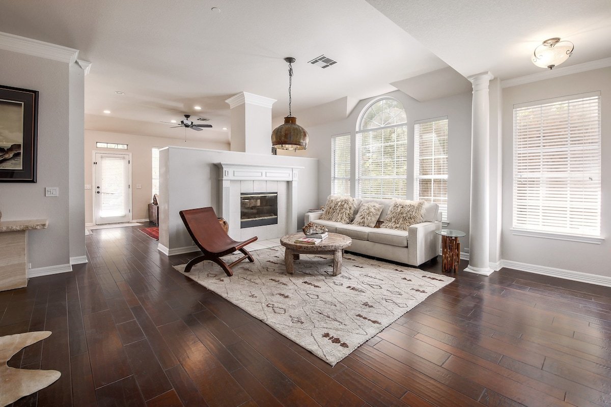 Lovely 4 Bed 2 bath with Private Backyard Pool! gallery image 3