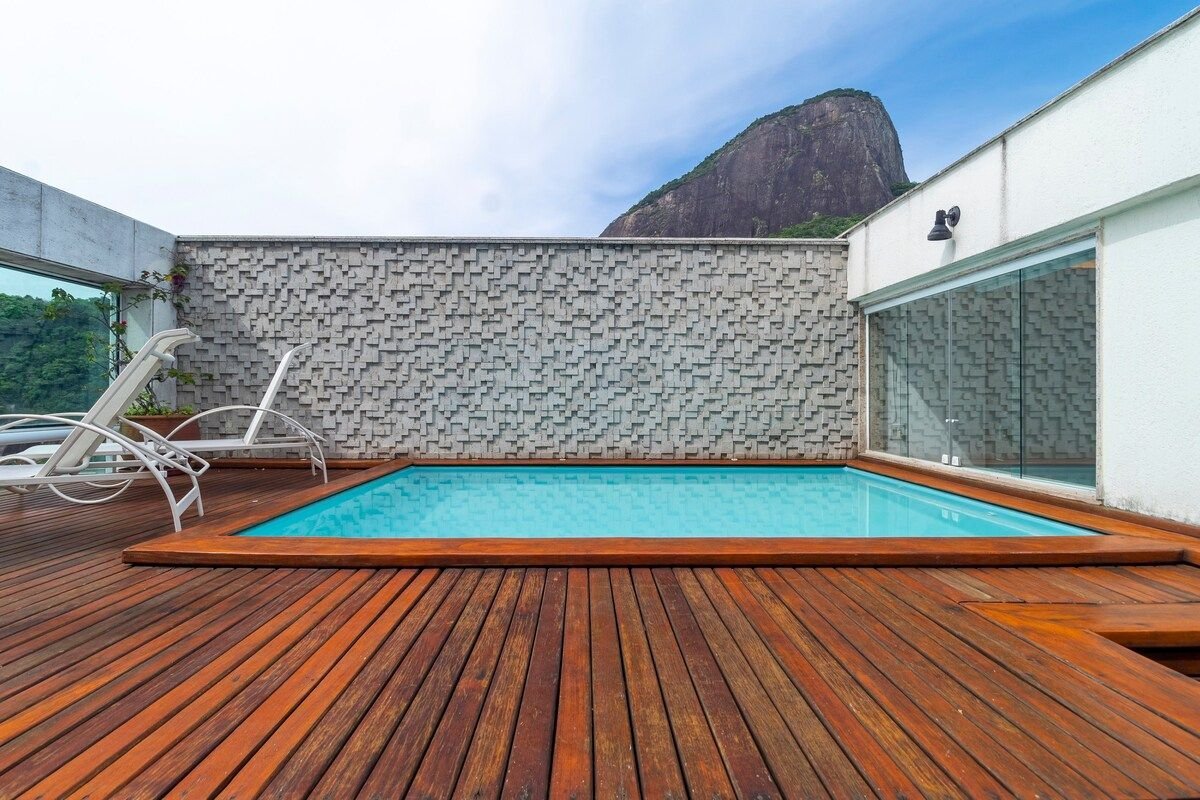 Leblon | Quiet Penthouse with 4 Suites gallery image 3