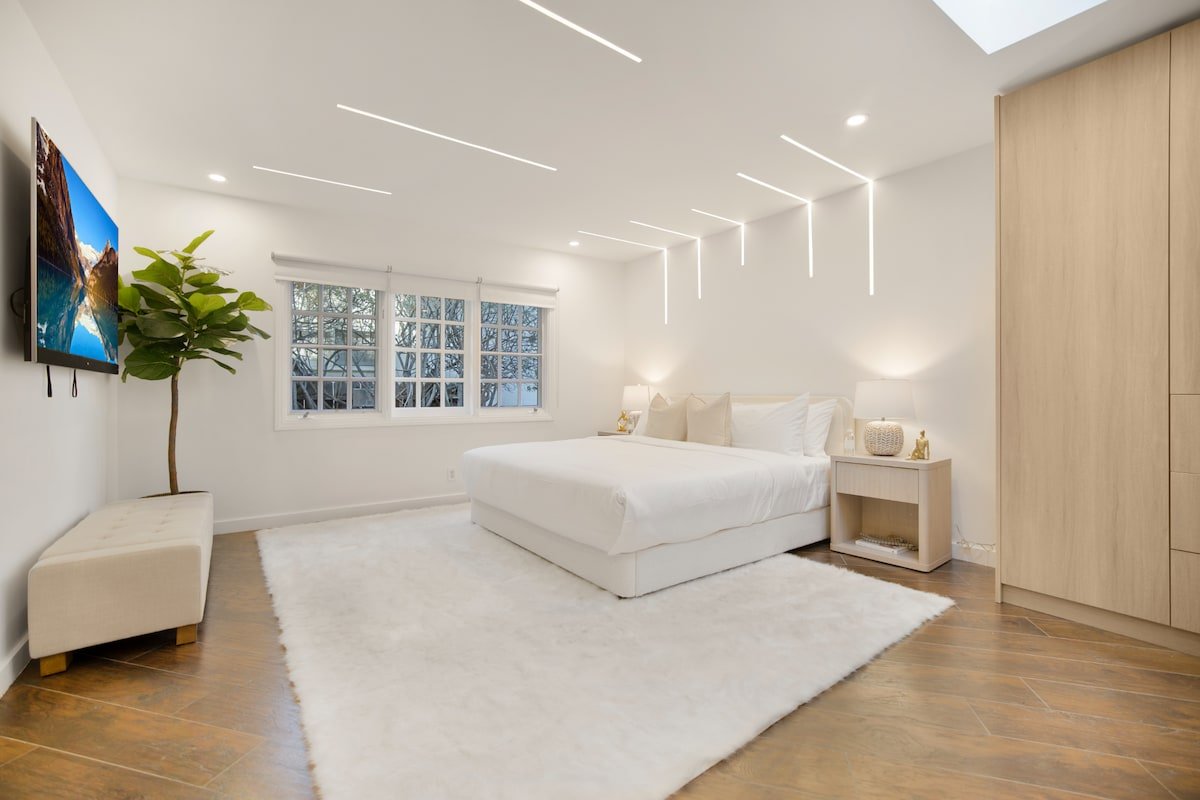 Mid-Century Elegance & Gorgeous Canyon Views gallery image 2