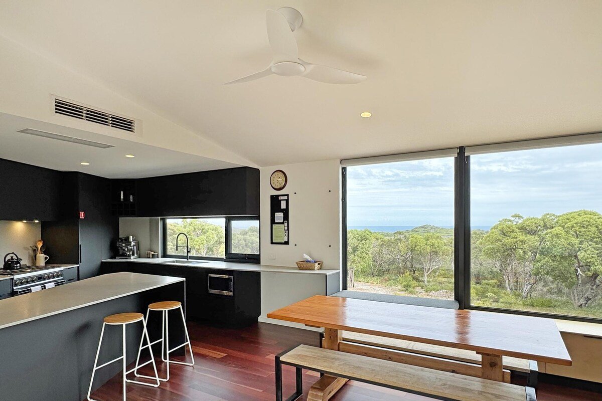 Lights Lookout: Elevated home, expansive sea views gallery image 5