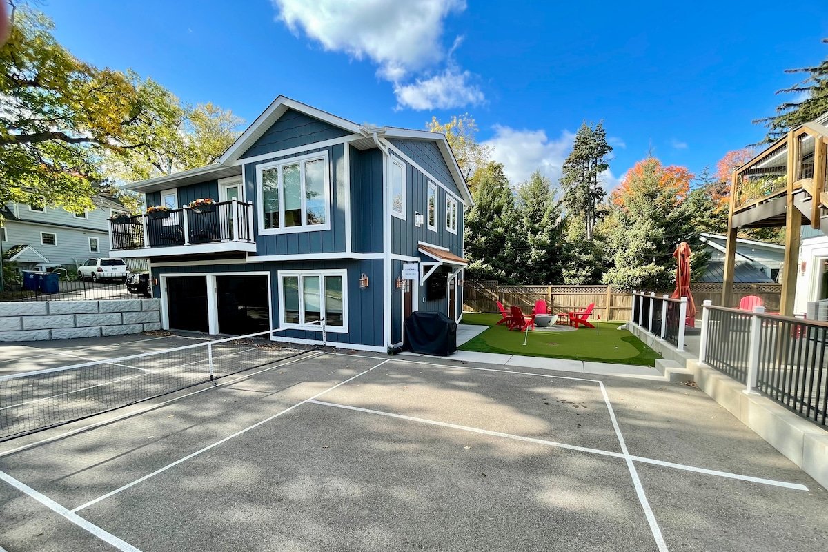 Luxury Getaway | Walk to lake & downtown Dogs Ok gallery image 4