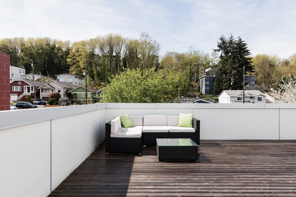 Stylish 3BR Retreat | Chef’s Kitchen+Trendy Locale gallery image 5