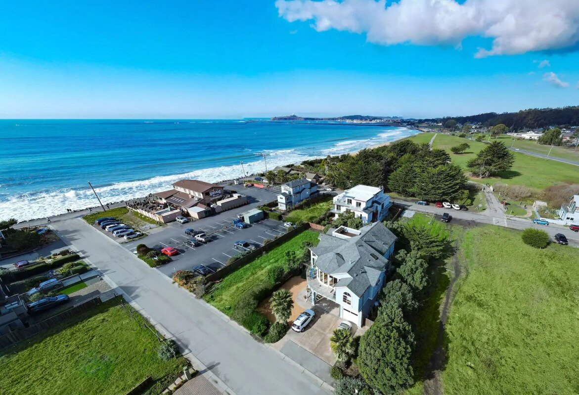 Miramar Escape! OceanView, RoofDeck & Steps2Beach gallery image 4