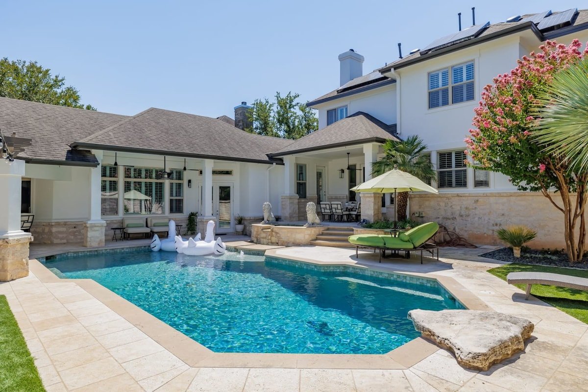 The Victoria, Pool, Outside Kitchen-Sleeps 12 gallery image 2