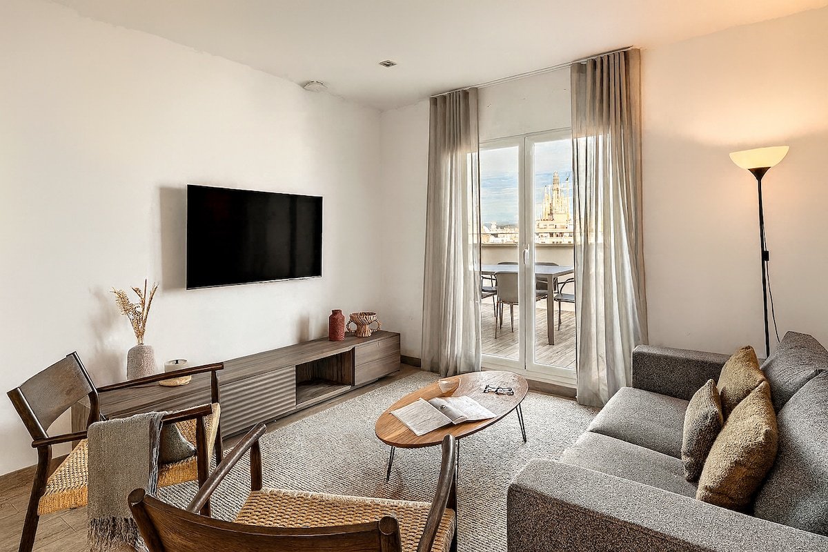 Spacious penthouse with terrace near to l’Eixample gallery image 3