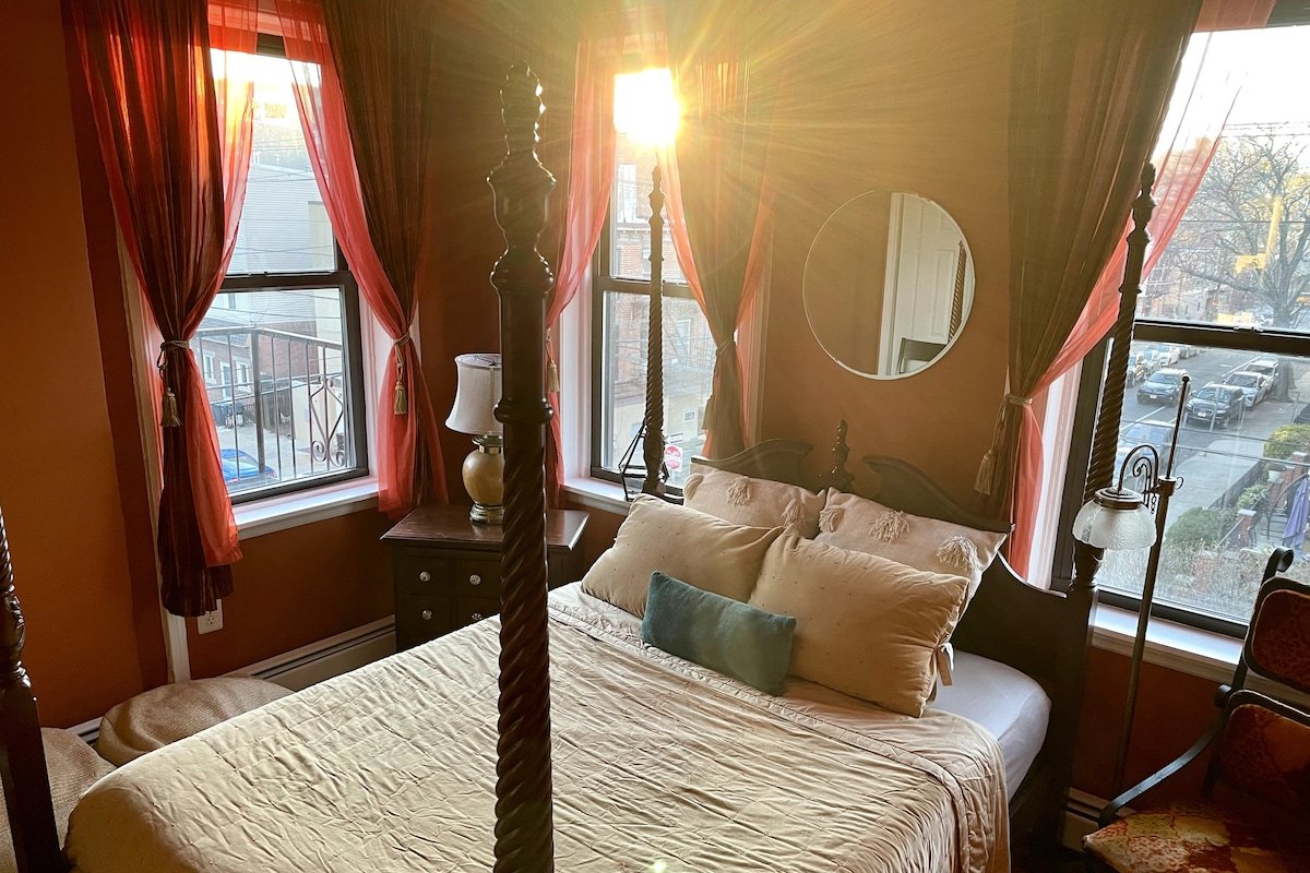 Cozy 3 Bedroom Apartment One Train Stop to NYC gallery image 3