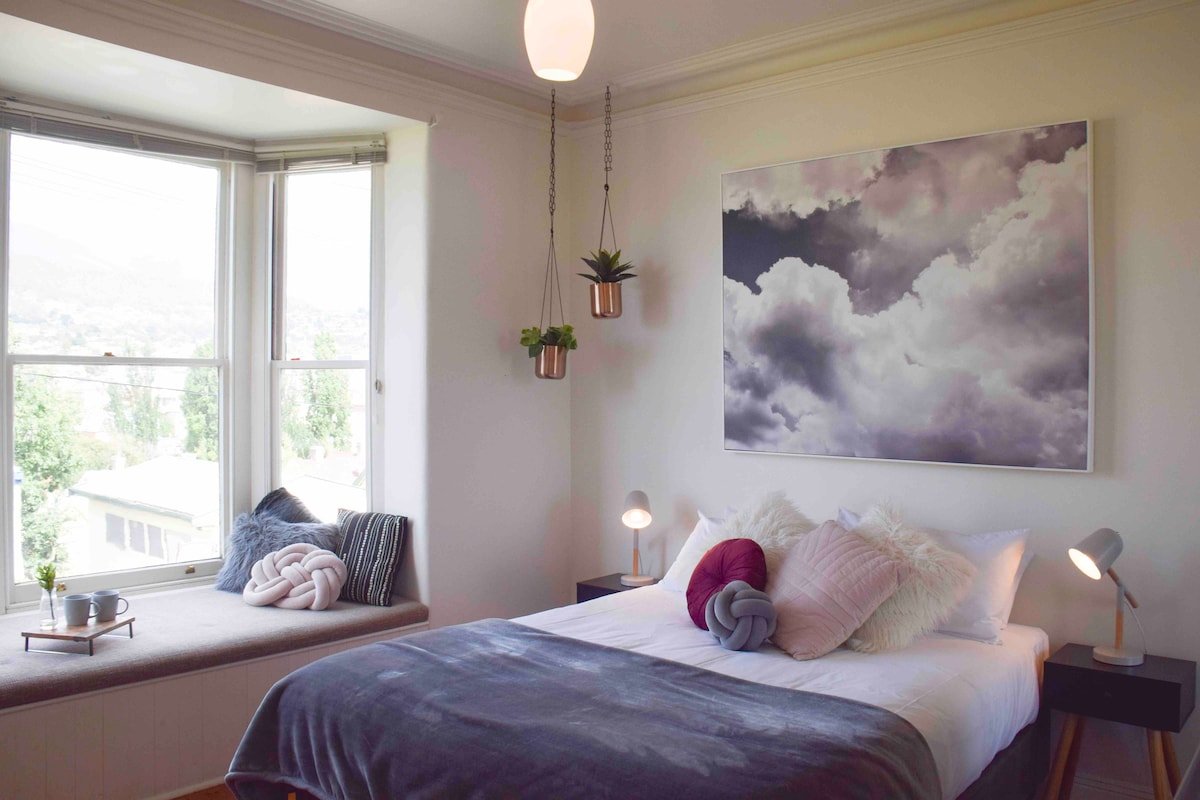 Best location in Hobart! Luxury 4 bedroom w/views gallery image 4