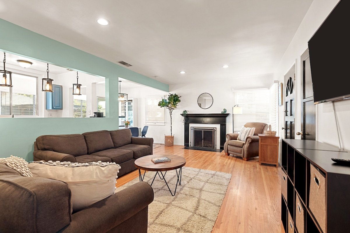 Game Room & Pool | Mins to Universal Studios NoHo gallery image 4