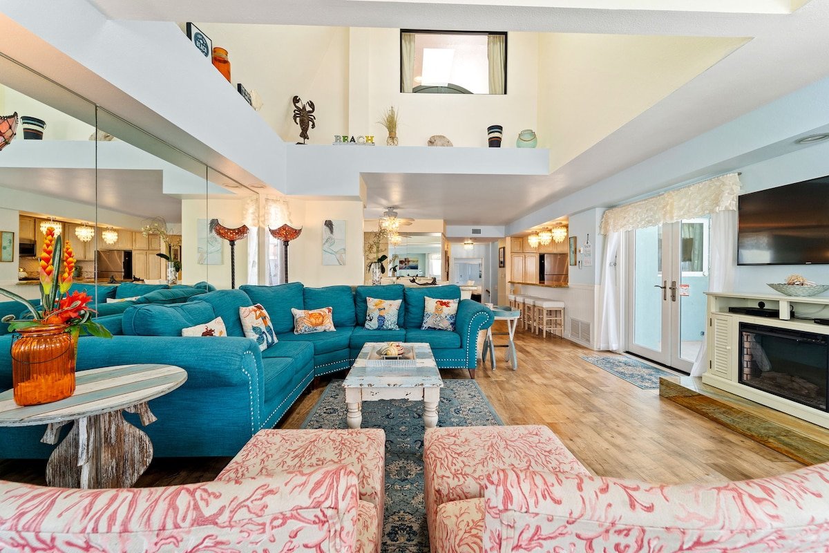 Stylish 2-Story 3BR Beach Condo with Rooftop Deck! gallery image 2