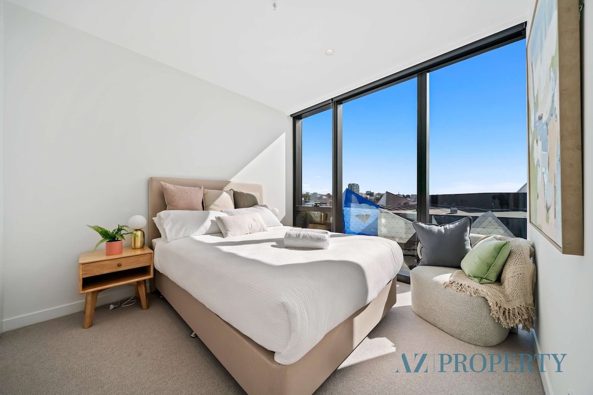 Bright & Airy 2BR with Prime City Address gallery image 3