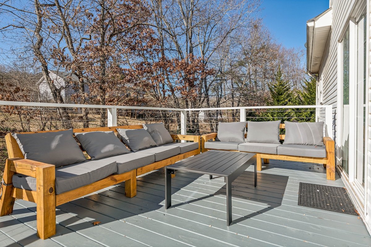 8 min to Downtown • 6000 SF • Sauna • Hot Tub gallery image 4