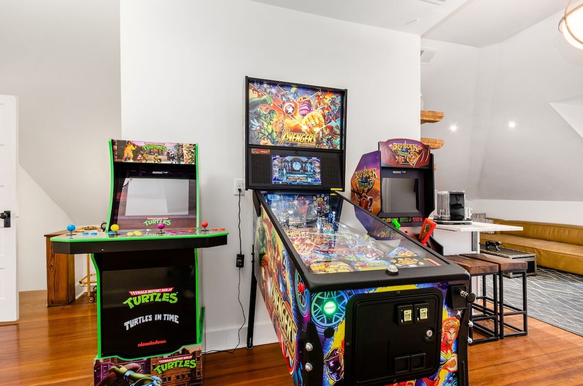 Large Private Yard | Hot Tub | Chefs Kitchen! gallery image 3