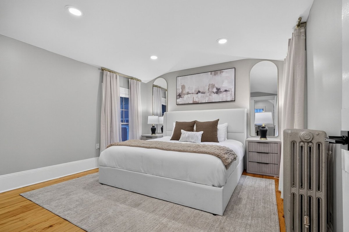 Harvard Sq 4BR Loft with Free Parking & Charm gallery image 5