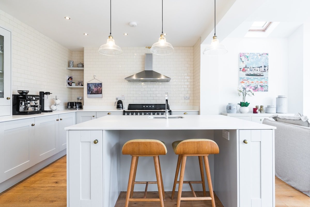 Superb 4 bed in prime location! gallery image 3