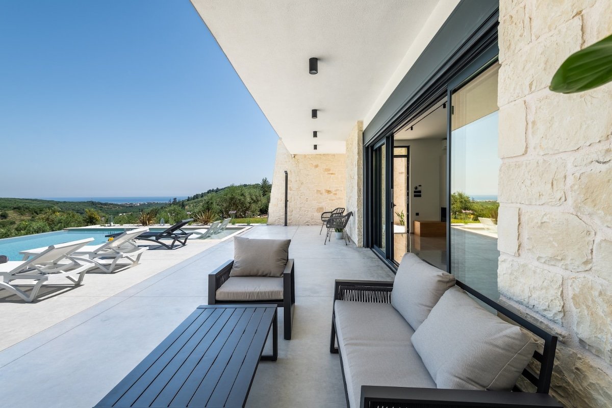 Spacious Villa*Private Pool with Hydromassage*BBQ gallery image 5