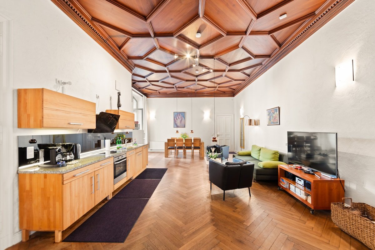 Central Landmark near Checkpoint Charlie gallery image 2