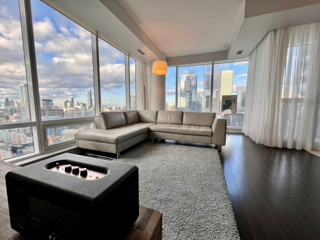 Spacious & luxury- heart of downtown gallery image 3