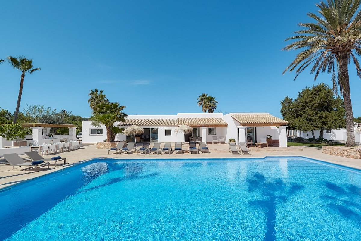 Large Pool-Gardens-Luxury-Peaceful