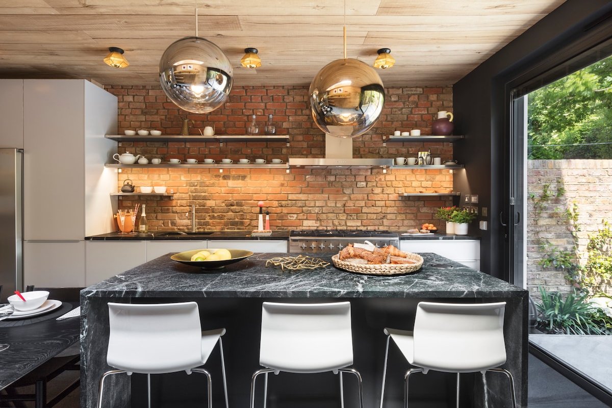 LUXURY BOUTIQUE RESIDENCE – New Listing gallery image 3