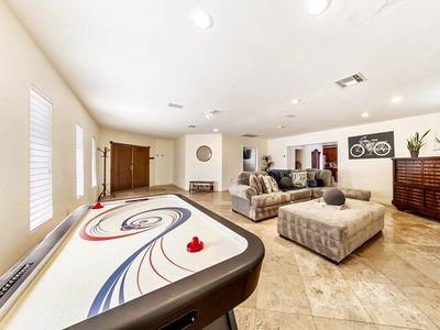 Spacious Retreat Near Strip, Gated, Sauna, Dogs OK