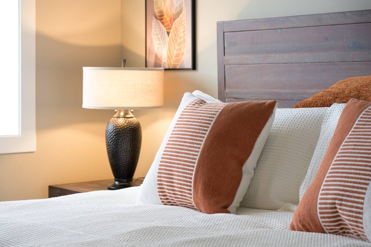 Breathtaking Mountain Manor, Huge Deck w/ Hot Tub, gallery image 5