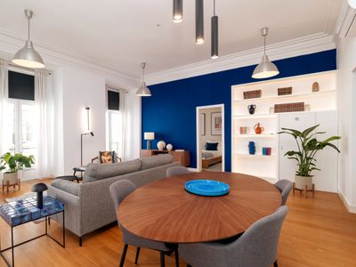 Hyper Central 2 bedroom next to the elevator