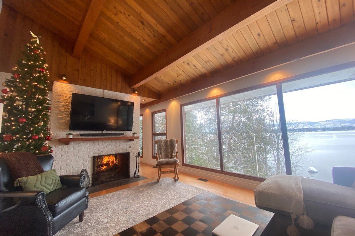 Sprawling Riverside Retreat with HotTub & Sauna gallery image 3