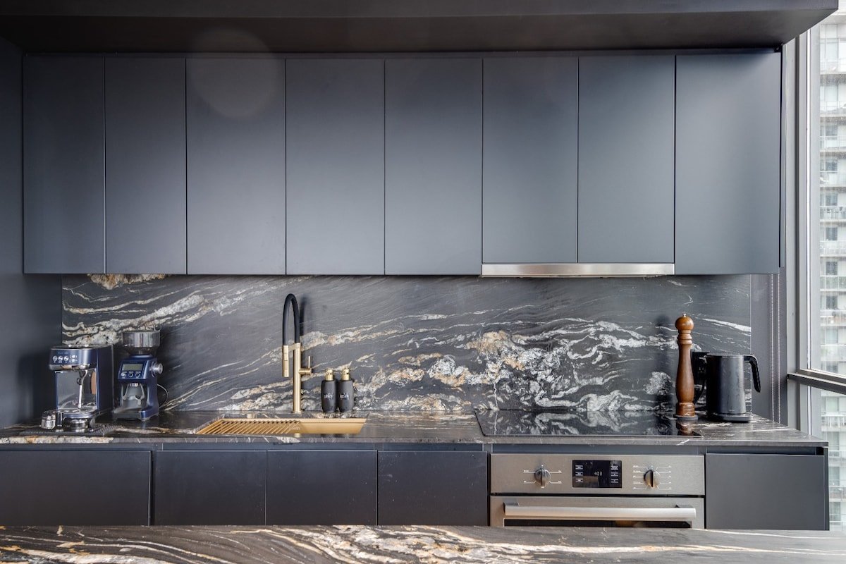 Lux design corner suite 2BR+2BA + free parking gallery image 4