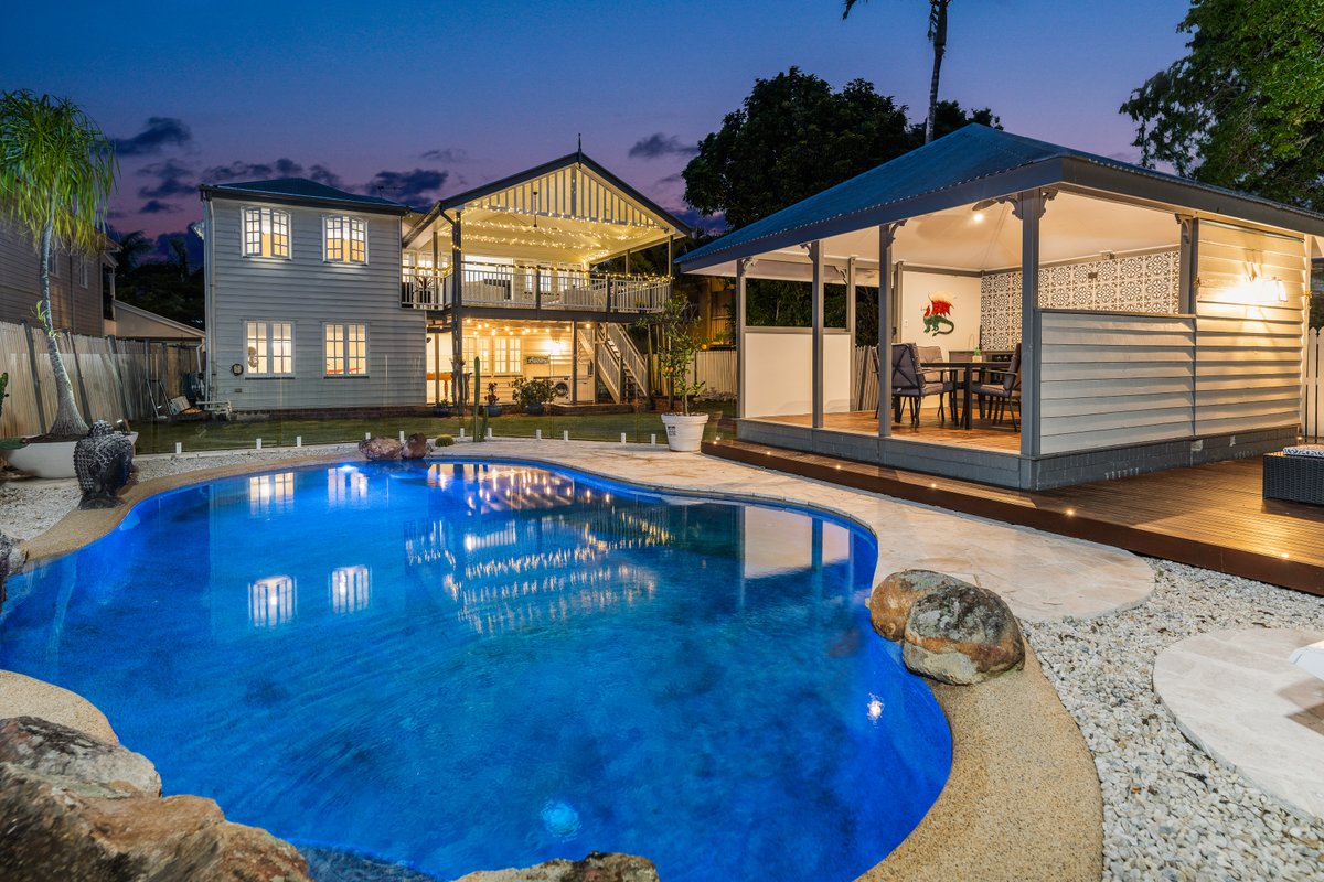 Spacious 5-bed Queenslander, 200m to CityCat