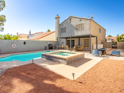 Backyard Heaven,20m from Strip! Cozy! Pool & Spa!