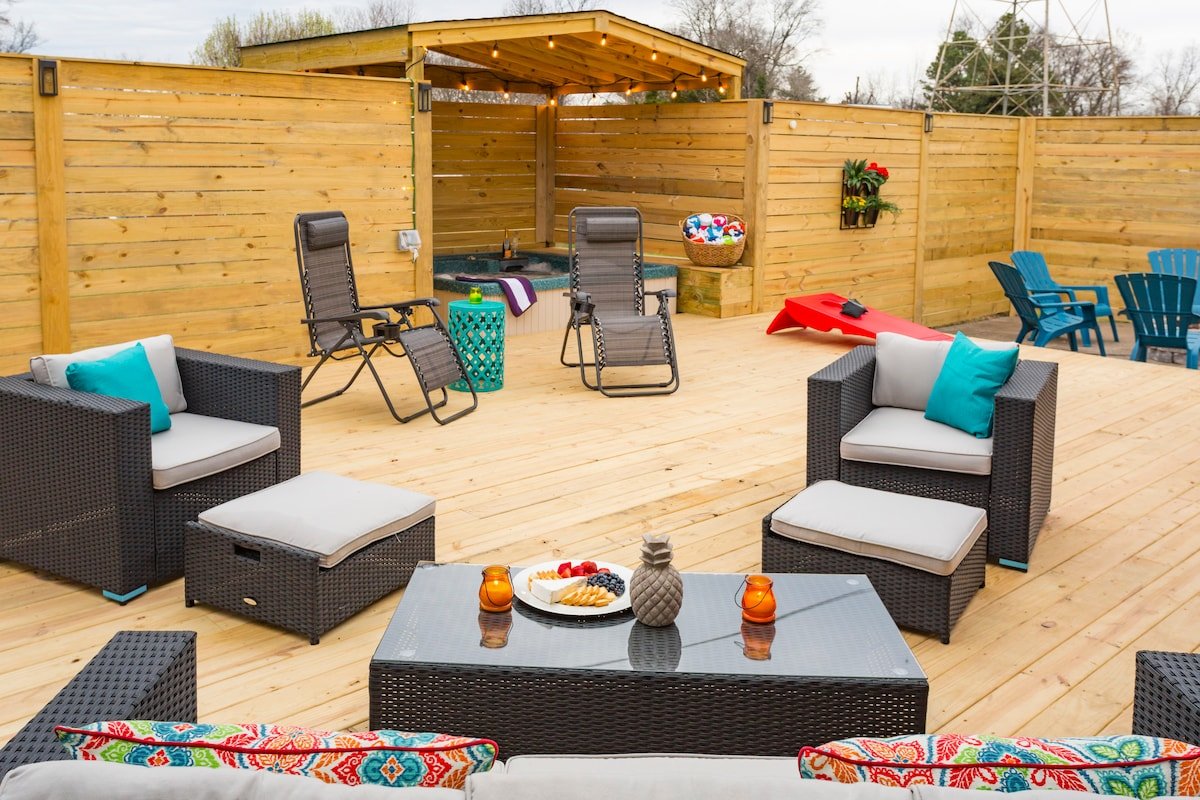 Cozy Courtyard, 4BD/2.5BA, 4 miles to DT- Hot Tub! gallery image 2